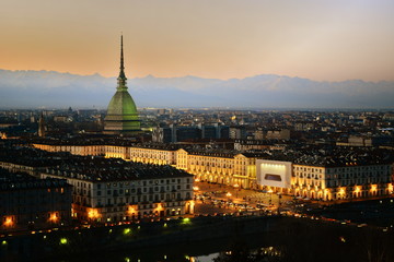 Fototapeta na wymiar Torino al Tramonto
