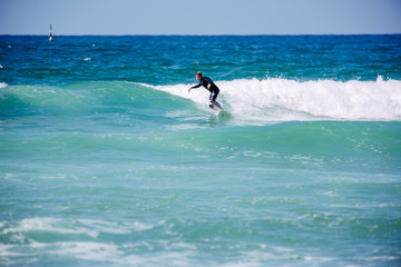 Surferboy in den Wellen in Portugal, K&uuml;ste, Peniche