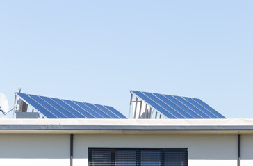 Solaranlage bzw. Photovoltaikanlage auf modernen Wohnhaus
