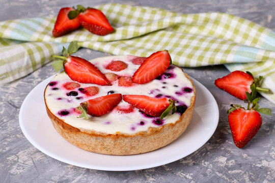 Short tart with currants, strawberry and souffle