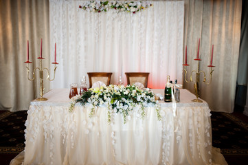 The decoration of the tables at the wedding.