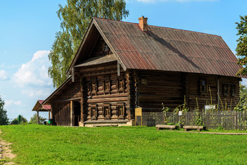 Obraz premium Old wooden rustic house a sunny summer day.