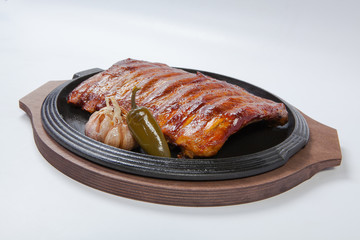 Tasty grilled ribs with vegetables