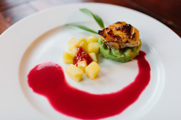 Seeteufel Fisch auf Bärlauchpüree mit roter Beete Sauce