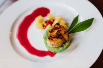 Seeteufel Fisch auf Bärlauchpüree mit roter Beete Sauce