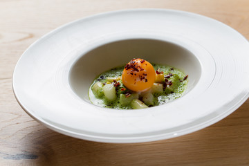 Flüssiger Eidotter auf Spargelgemüse mit Bärlauch