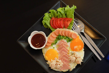 fried egg with ham,minced chicken and vegetable.