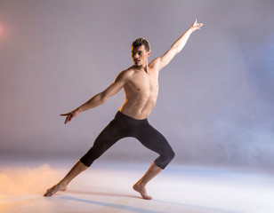 Obraz premium Young man dancing