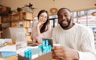 Obraz premium Couple of youngsters studying at cafe