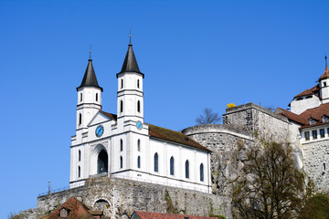 Schloss vor blauem Himmel in der Schweiz