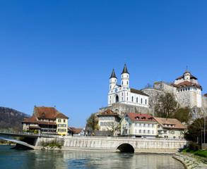 Aarburg in der Schweiz mit Schloss und Fluss vor blauem Himmel 