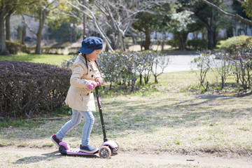 キックボードで遊ぶ女の子