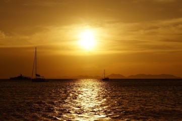 ヨットと船の影がある海の夕焼け