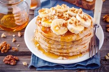 Oat pancakes with banana, walnuts and honey