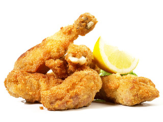 Knuspriges Backhendl mit Zitrone