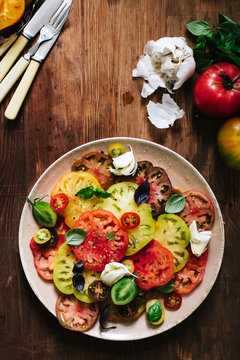 Assorted sliced tomatoes on a plate 