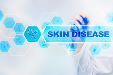 Obraz premium Medical doctor drawing skin disease on the virtual screen.
