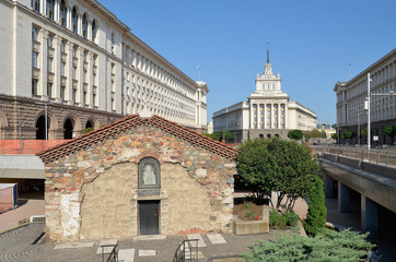 Obraz premium Saint Petka Church and Former Comunist Party House in Sofia, Bulgaria