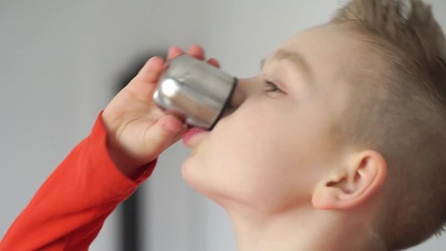 spragniony chłopiec