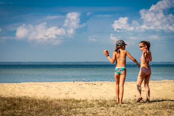 fillettes complices sur la plage