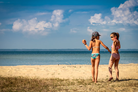 fillettes complices sur la plage