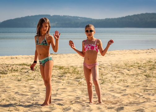 fillettes complices sur la plage