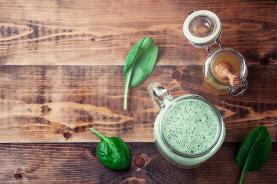 Spinach smoothie with honey