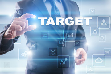 Obraz premium Businessman selecting target on virtual screen.