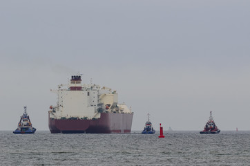 LNG TANKER AND TUGS © Wojciech Wrzesień
