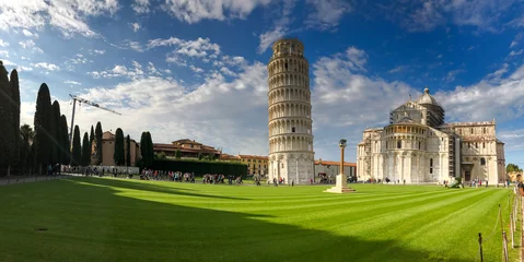 Deurstickers De scheve toren PISA - OCTOBER 10, 2016: Tourists in Square of Miracles. Pisa attracts 3 million people annually