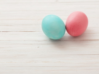 Obraz na płótnie Canvas Easter eggs on a wooden background