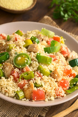 Couscous mit Hähnchen, Tomate und Lauch, fotografiert mit natürlichem Licht (Selektiver Fokus, Fokus ein Drittel in das Gericht)