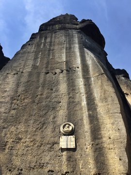 J&auml;ckelfelsen mit Marmormedaillon von Carl Gottlob J&auml;ckel