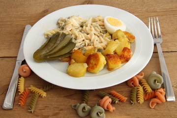 Nudelsalat mit Gabel und Messer