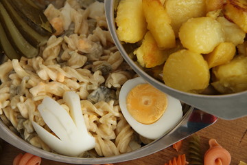 Kartoffelsalat und Nudelsalat