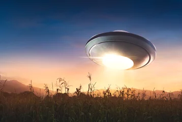  UFO met ontvoeringsstraal die in de lucht vliegt © fergregory