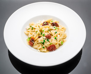 Salad with macaroni, pesto, olives, sun-dried tomatoes