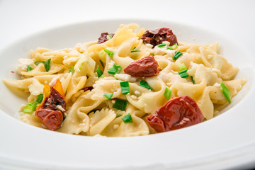 Salad with macaroni, pesto, olives, sun-dried tomatoes
