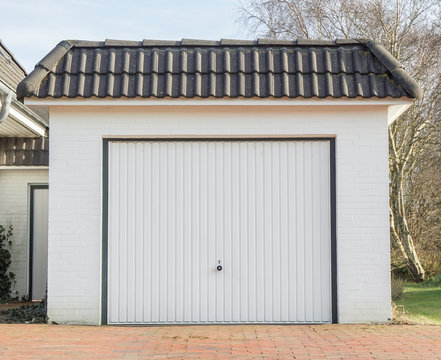 Garage mit weißem Tor