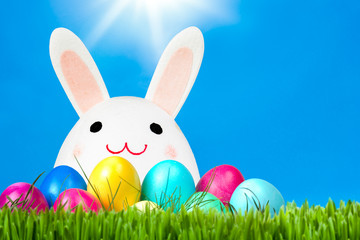 Osterhase mit Ostereiern an Ostern