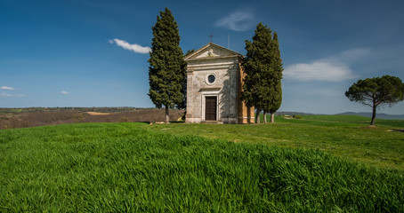 Fototapeta na wymiar Small chapel in tuscany countryside