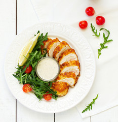 Salad with arugula and chicken breast.