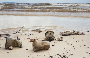 Müll liegt an einem Strand.