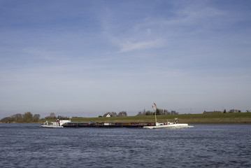 Binnenschiff auf der Norderelbe in Hamburg