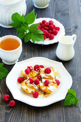 Fried grilled peaches with raspberries and cream.