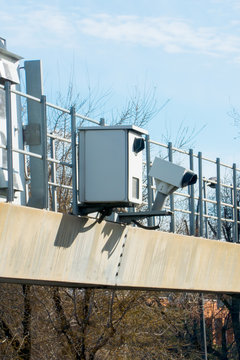 Traffic radar with photographic camera and automatic number plat