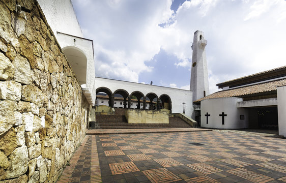 plaza central de un pueblo en colombia