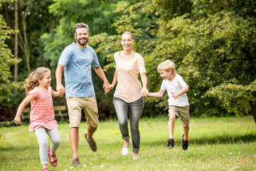 Fototapeta premium Glückliche Familie im Sommer