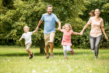 Familie mit Kindern in der Natur