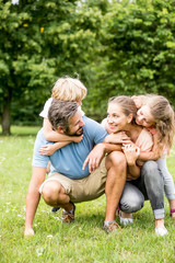 Glückliche Familie im Garten